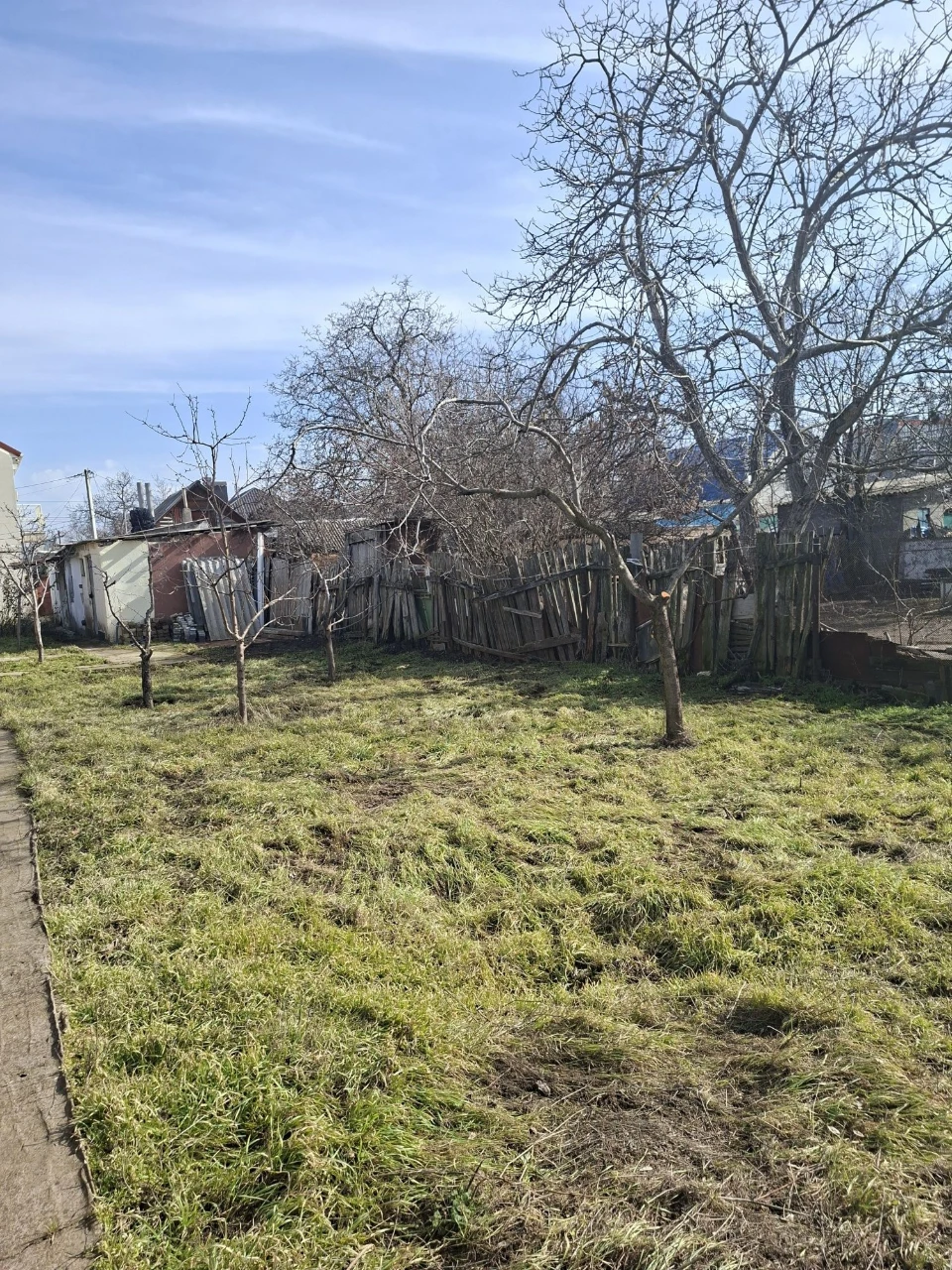 Продам земельну ділянку в центрі міста з маленьким будиночко