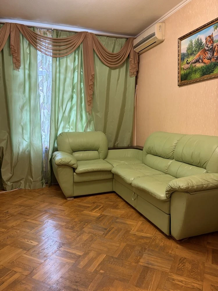 Продам 2 комнатную квартиру. Центр м. Площадь Конституции