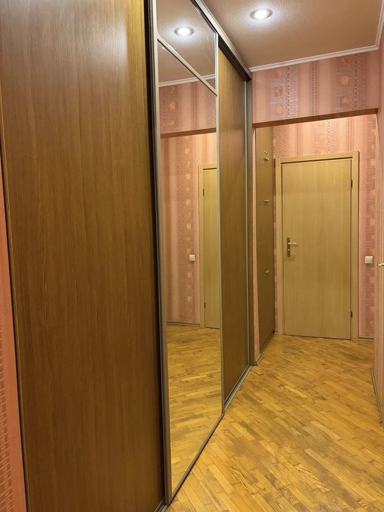 Продам 2 комнатную квартиру. Центр м. Площадь Конституции