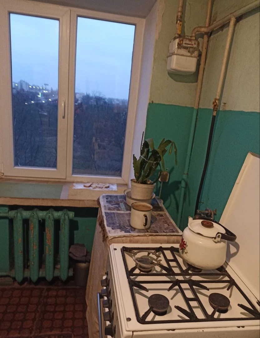 продаж гостинки з балконом район Одеської