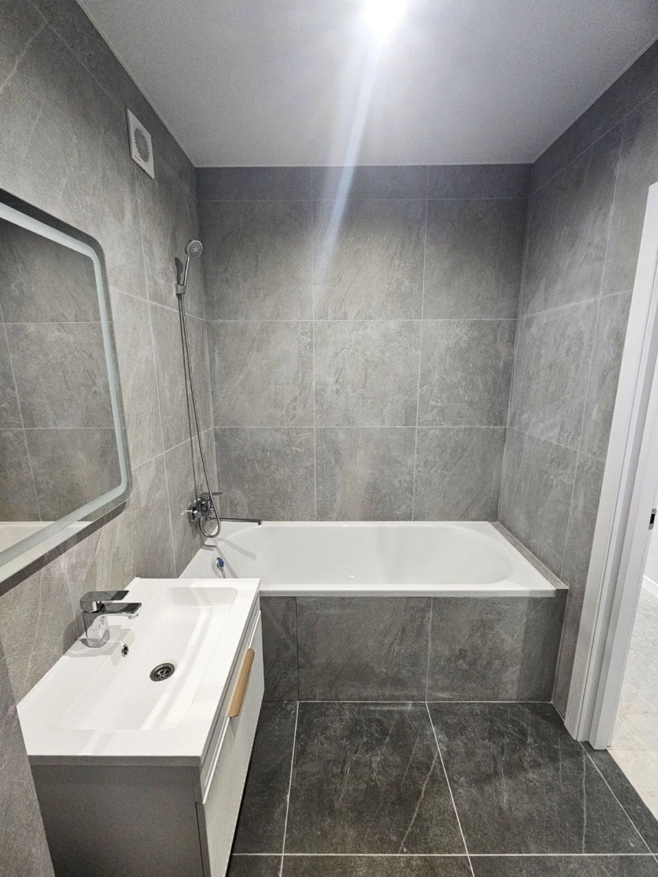 Продам однокомнатную квартиру в ЖК Мира-3 гер.Харькова 270-в