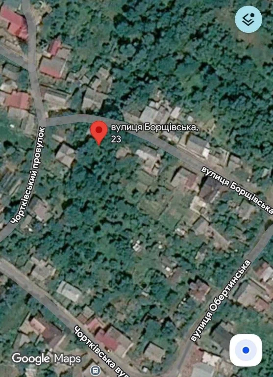 Продаж земельної ділянки в спальному районі міста.