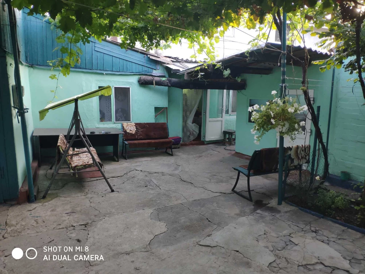 Свій двір, гараж і окрема кухня — будинок у Миколаєві.