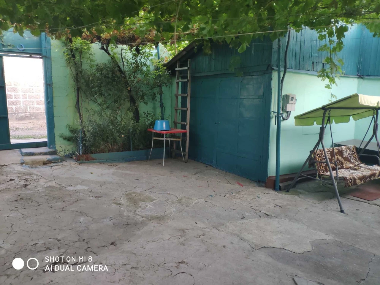 Свій двір, гараж і окрема кухня — будинок у Миколаєві.