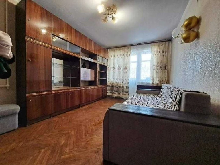 Продам 1 комн кв 3/5 32/17/6  возле рынка ХТЗ улица Косарева