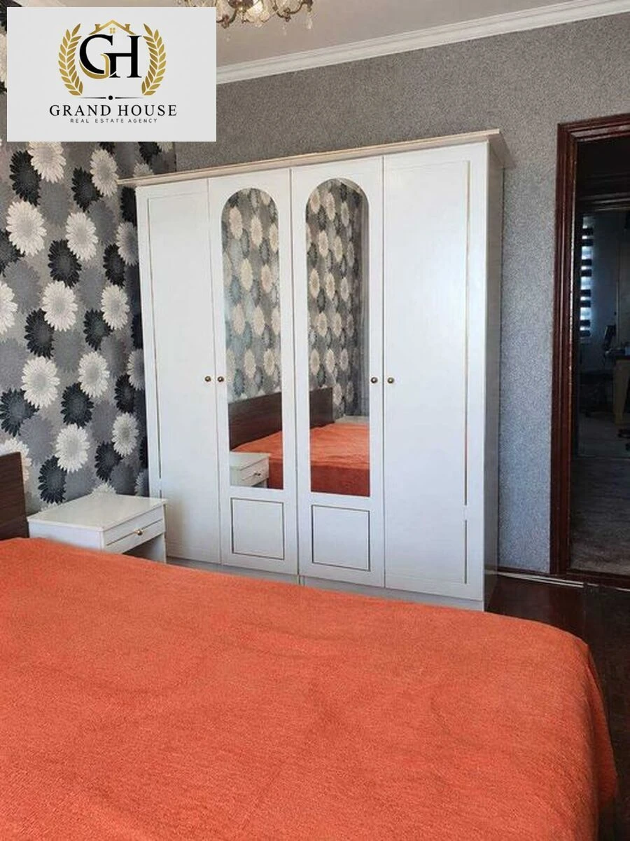 Продам трикімнатну квартиру. Вулиця Героїв України.
