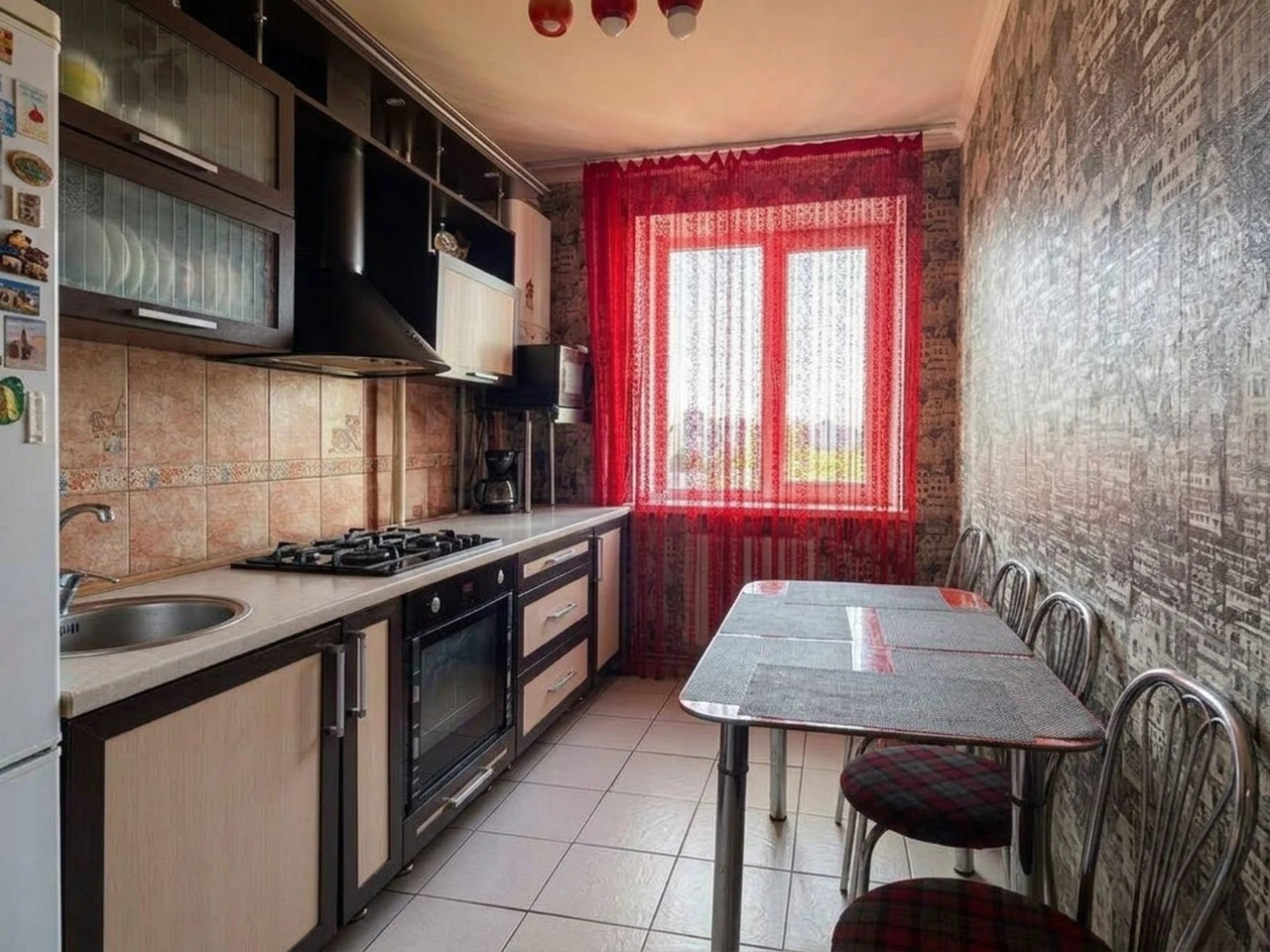 Продаж 3-кімнатної квартири 65 м² вул. Героїв України Д