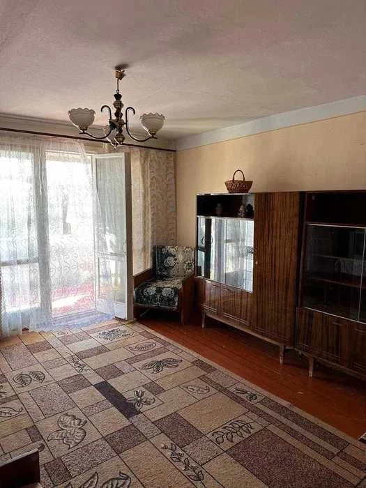 Продаж трикімнатної чешки вул. Скальда (р-н 6 школи)