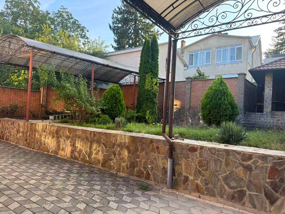 Будинок. Чернівці, Кирила Стеценка вул.