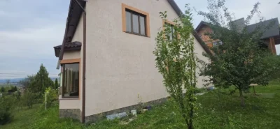 Будинок з гаражем