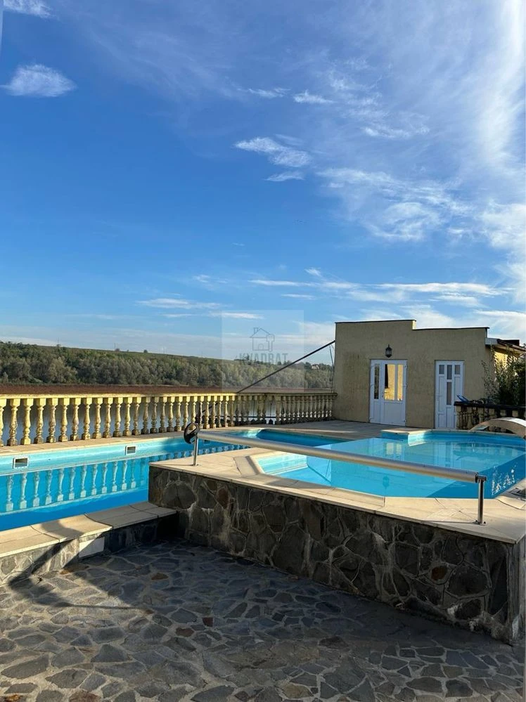 Продам гарний будинок біля Дністра.Для життя або для бізнесу