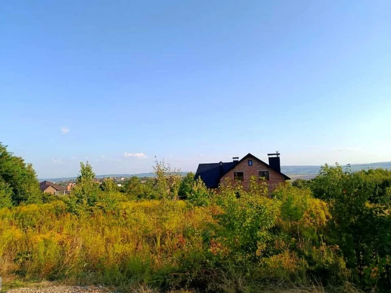 Ділянка. Чернівці, Краєвидна вул.