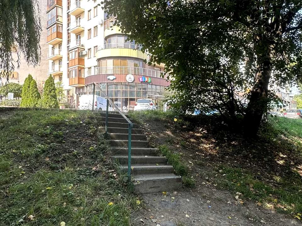 Ділянка. Чернівці, Рози Ауслендер вул.