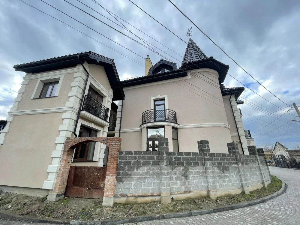 Ексклюзивний будинок під чистову обробку з гаражем та сховищ