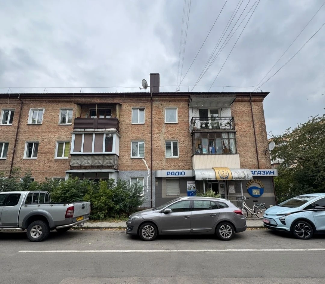# 2  кім.квартира під комерцію по Степана Бандери
