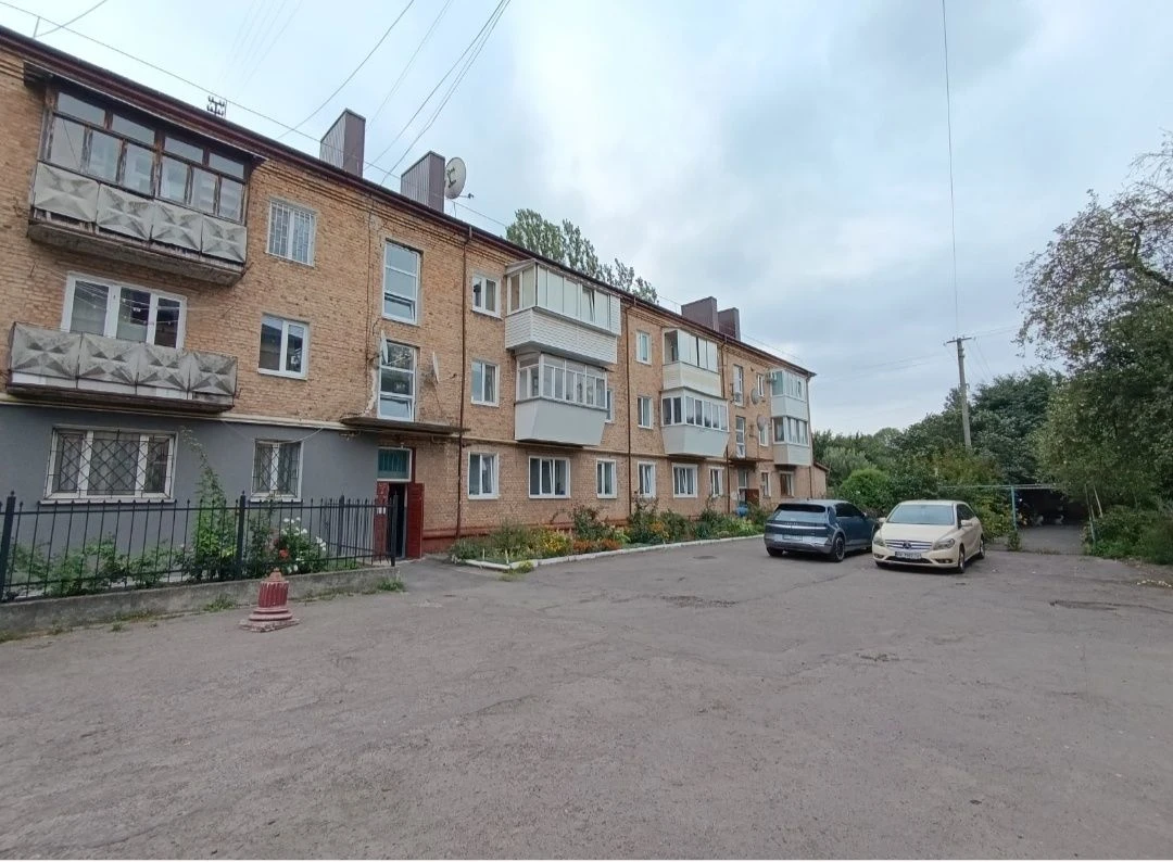 # 2  кім.квартира під комерцію по Степана Бандери