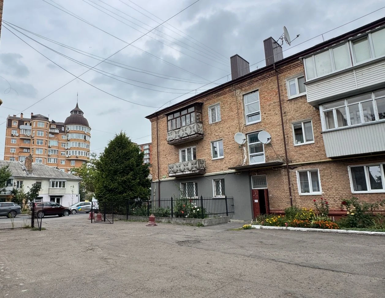 # 2  кім.квартира під комерцію по Степана Бандери