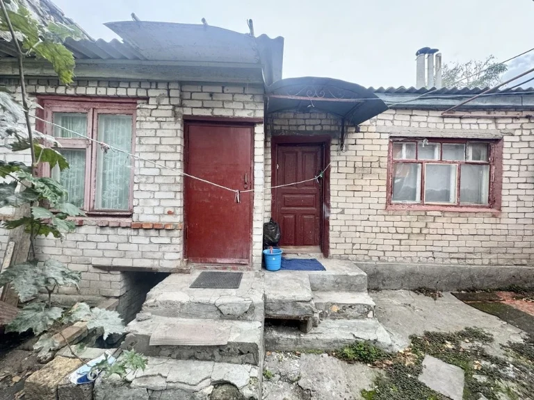 Продам трикімнатну частину будинку.