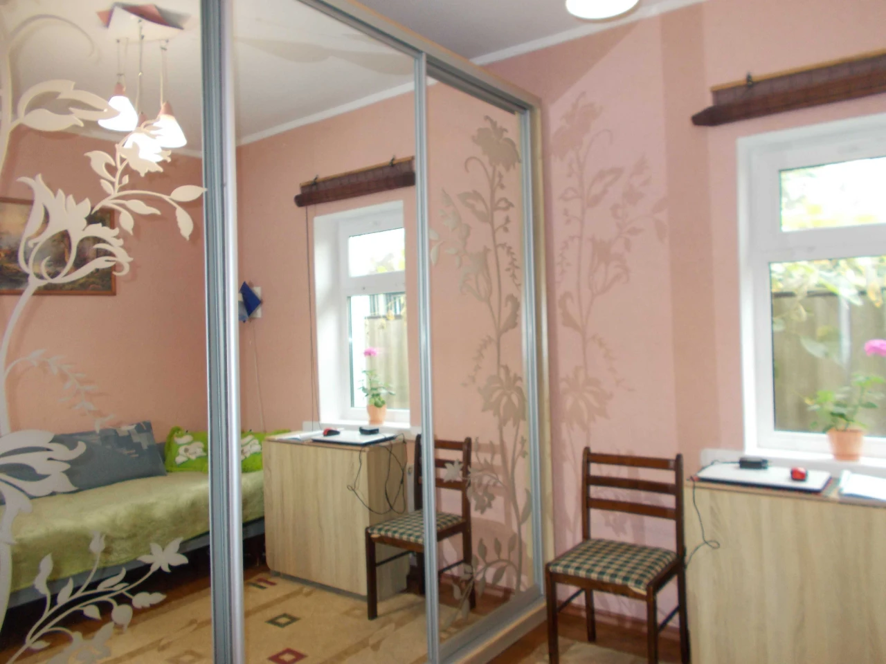 Продам будинок 70 м2 + 6,5 сот приват зем ділянка + 2 гаражі