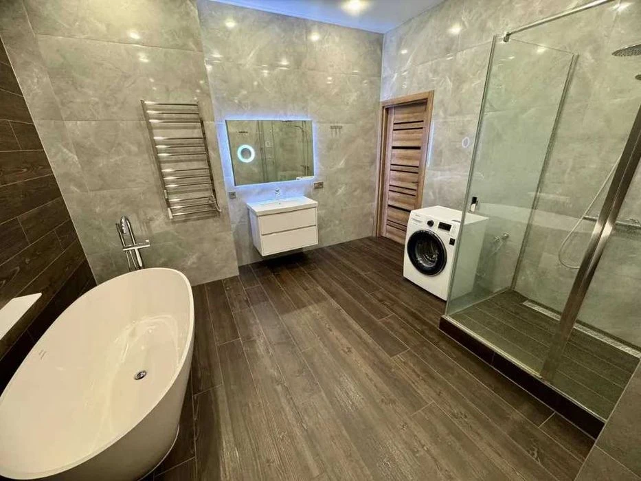 Продам видову 2-к квартиру з ремонтом у ЖК Дует | 81 м² |