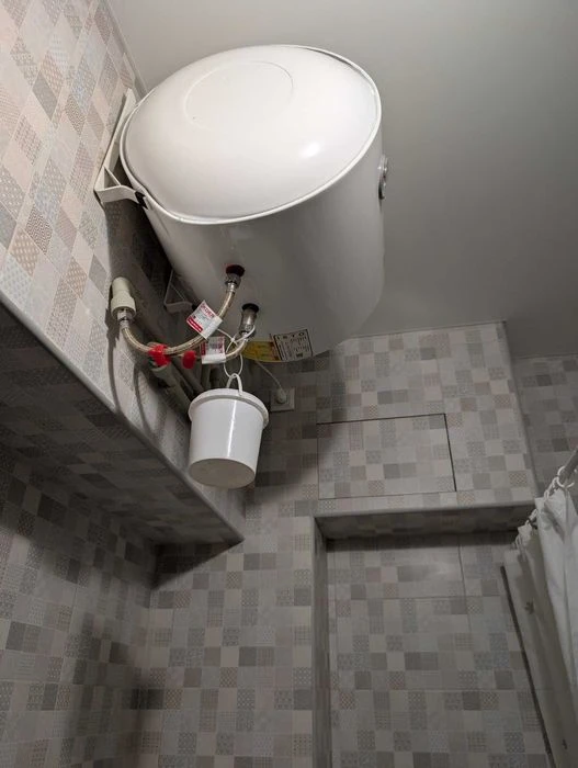 I am selling a 2-room apartment near the metro station "Tractor Plant".