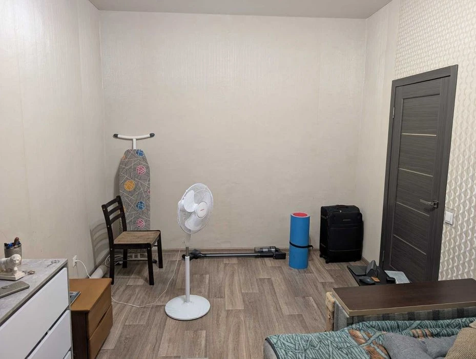 I am selling a 2-room apartment near the metro station "Tractor Plant".