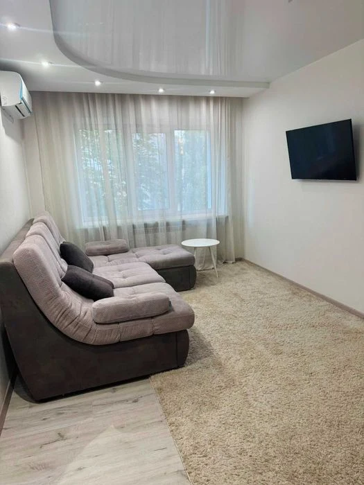 Selling a renovated two-bedroom apartment in Saltovka.