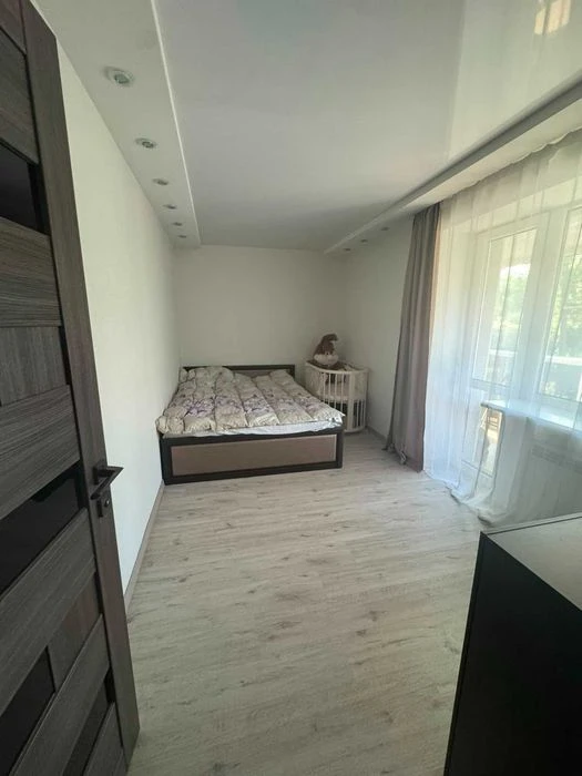 Selling a renovated two-bedroom apartment in Saltovka.