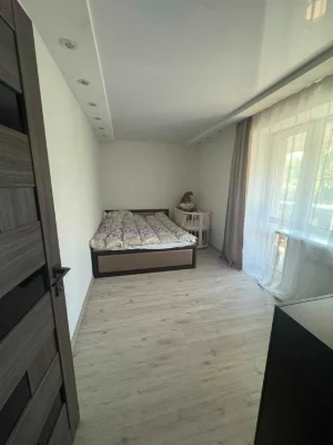 Selling a renovated two-bedroom apartment in Saltovka.