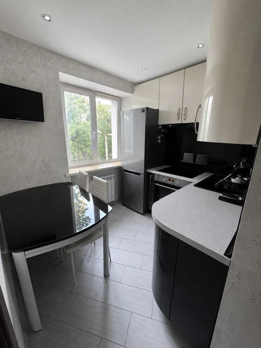 Selling a renovated two-bedroom apartment in Saltovka.