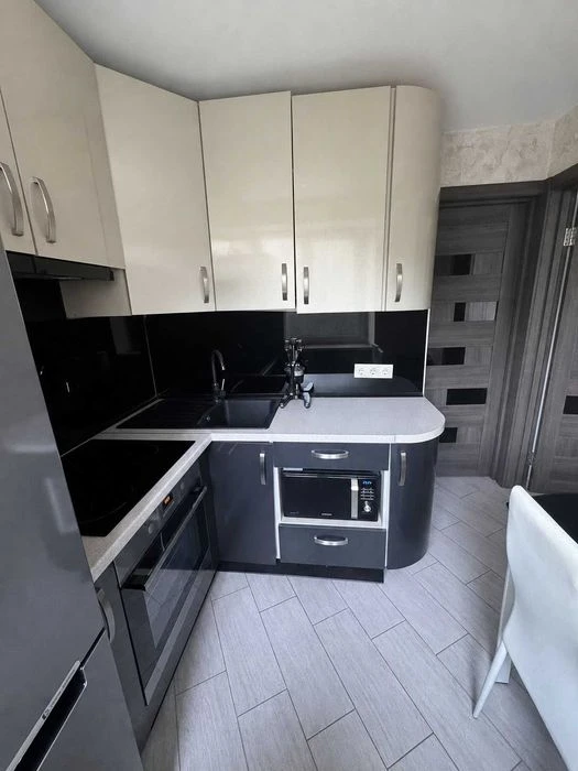 Selling a renovated two-bedroom apartment in Saltovka.