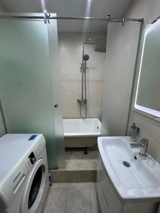 Selling a renovated two-bedroom apartment in Saltovka.