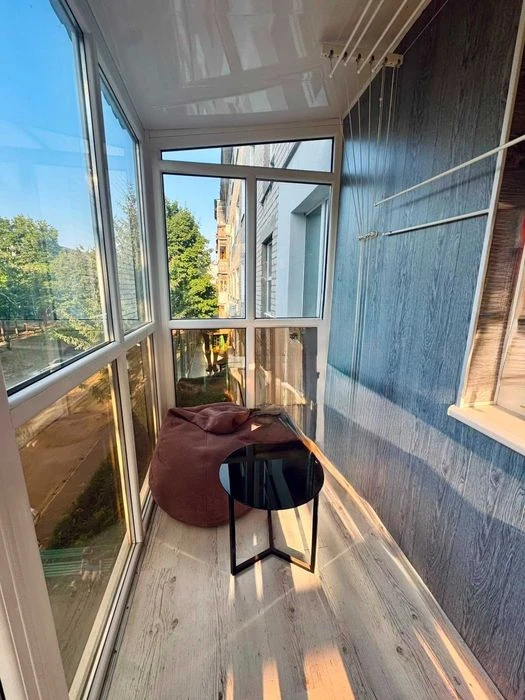 Selling a renovated two-bedroom apartment in Saltovka.