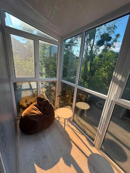 Selling a renovated two-bedroom apartment in Saltovka.