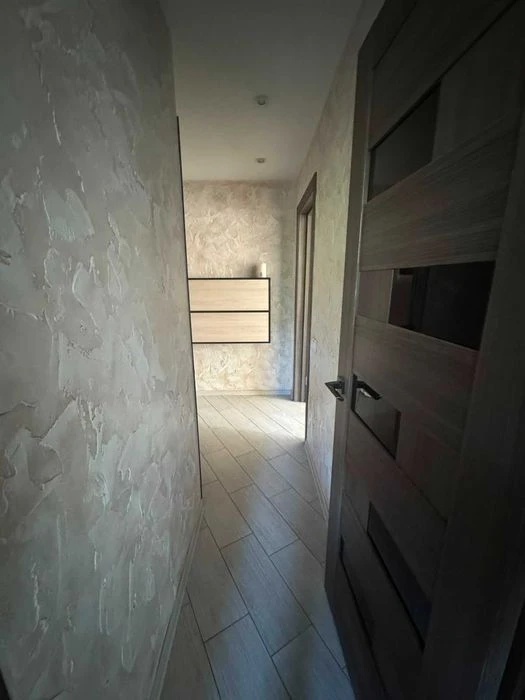 Selling a renovated two-bedroom apartment in Saltovka.