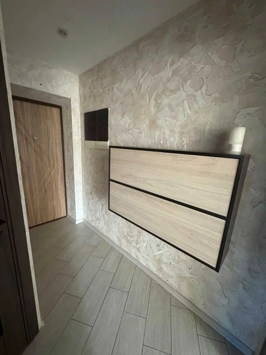 Selling a renovated two-bedroom apartment in Saltovka.