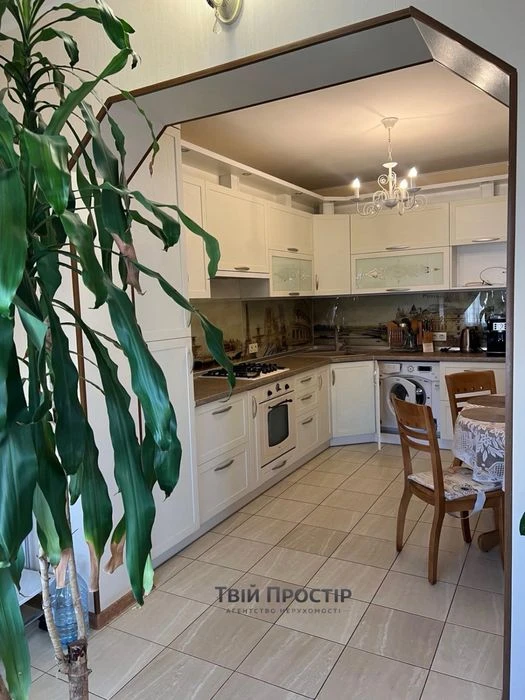 Sale of a three-room apartment without commission for the buyer