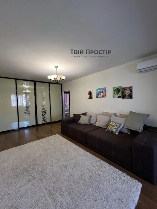 Sale of a three-room apartment without commission for the buyer