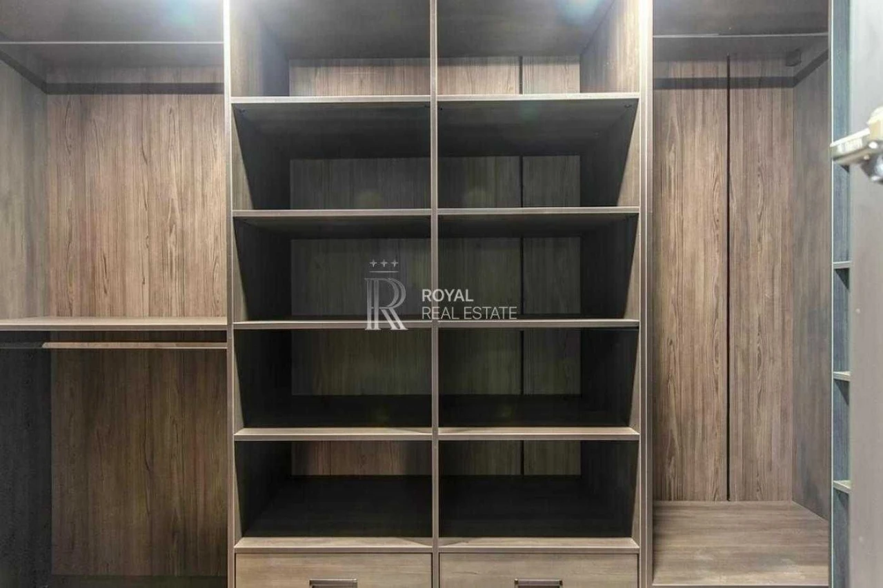 Оренда простора 2-к квартира 240 м² у клубному будинку вул.