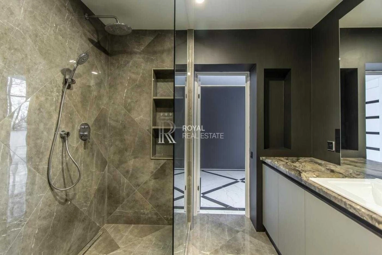 Оренда простора 2-к квартира 240 м² у клубному будинку вул.
