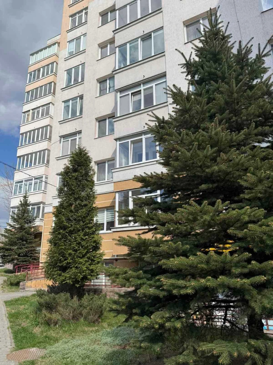 Продаю 2 кімнатну квартиру 72,4 м.кв. по вул. Дж.Вашингтона