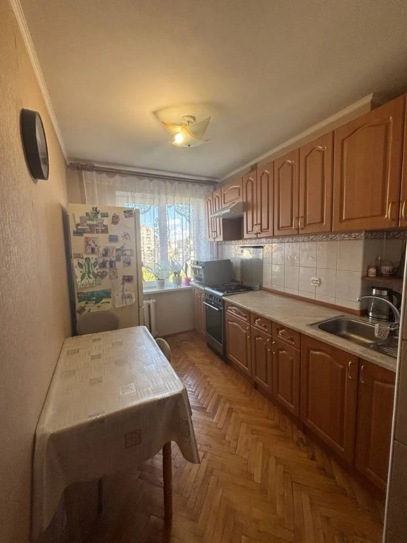 Продається 4-х кімн.квартира з ремонтом по вул.Пулюя