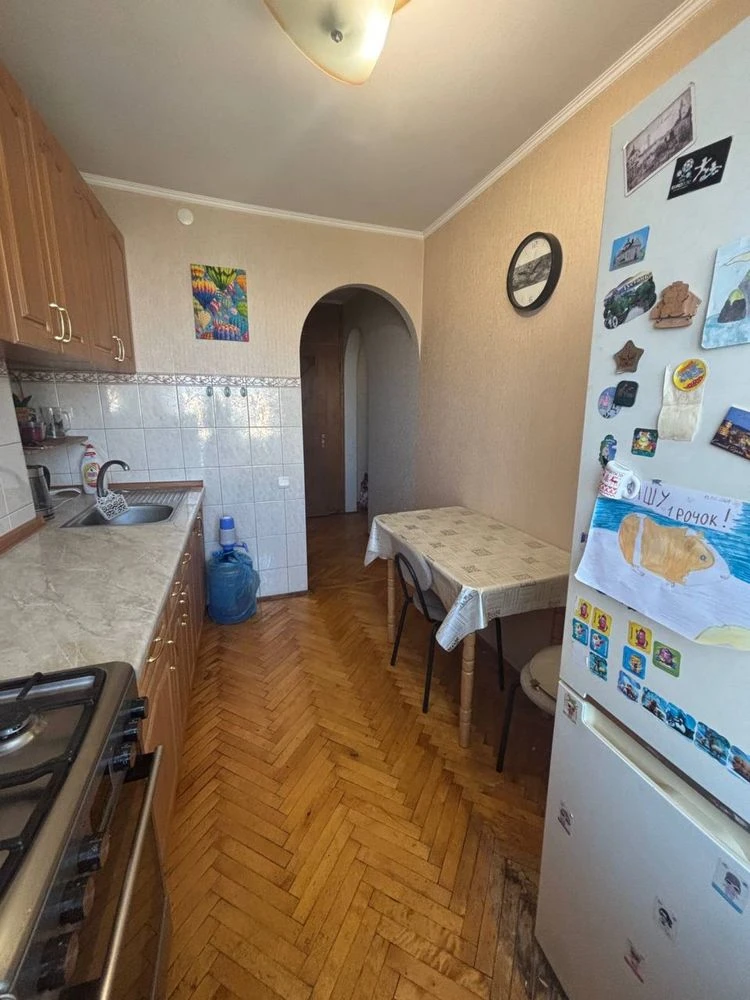 Продається 4-х кімн.квартира з ремонтом по вул.Пулюя