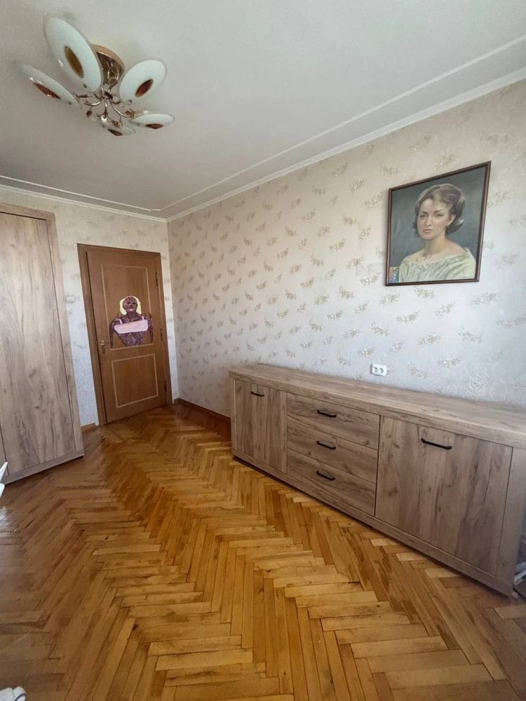 Продається 4-х кімн.квартира з ремонтом по вул.Пулюя