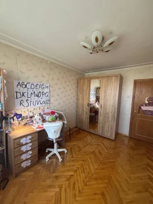 Продається 4-х кімн.квартира з ремонтом по вул.Пулюя