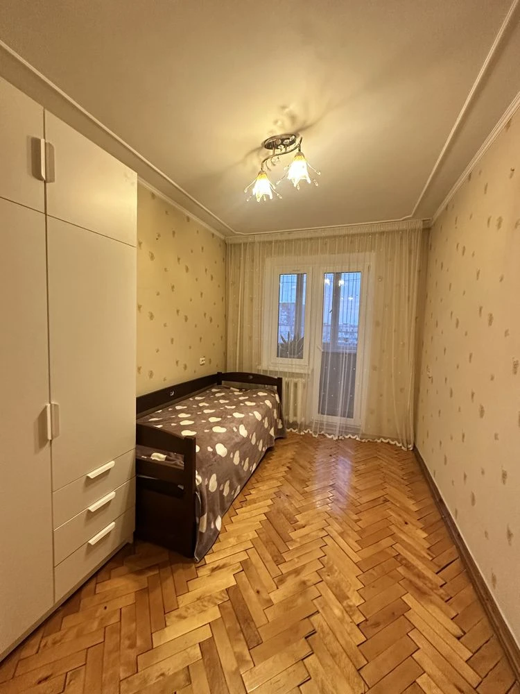 Продається 4-х кімн.квартира з ремонтом по вул.Пулюя