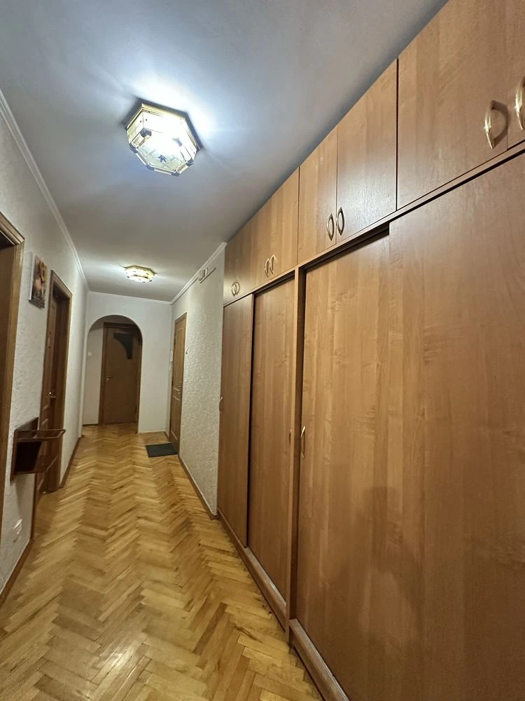 Продається 4-х кімн.квартира з ремонтом по вул.Пулюя