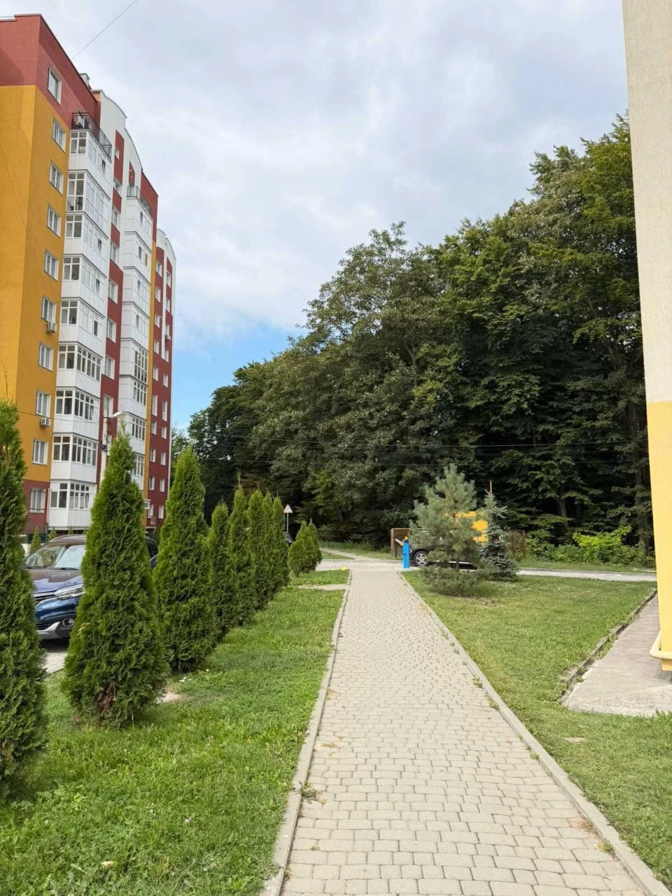 Продаю видову 3 кімнатну квартиру, 90 м.кв.з виглядом на пар