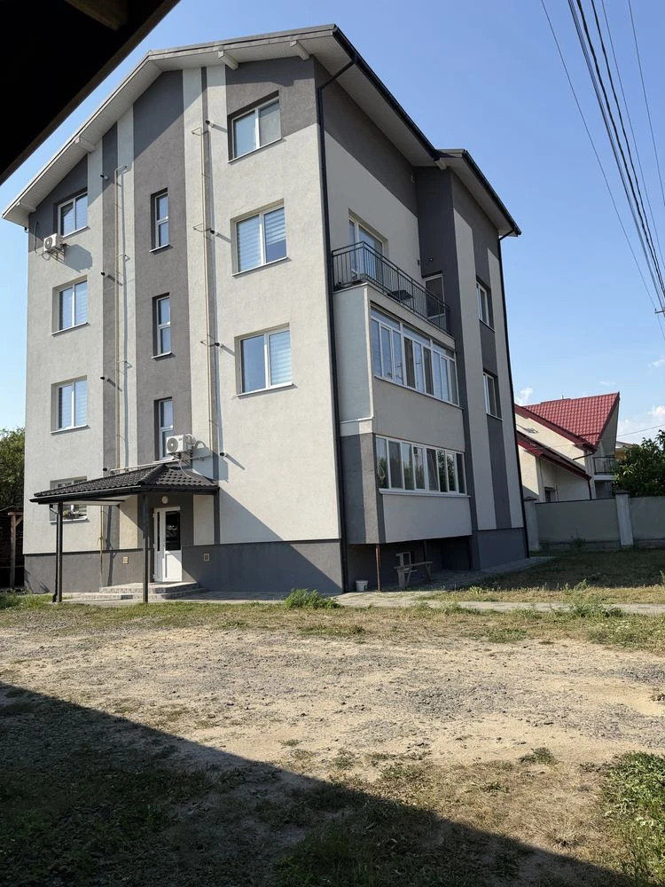 Квартира в Рудно з ремонтом, паркомісцем та підвалом / власн