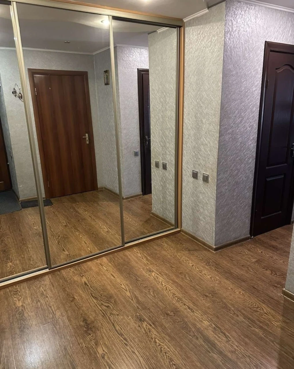 Продаж 2кім квартира вул Миколайчука